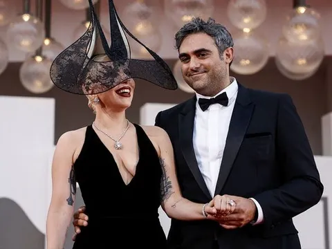 Khán giả vui mừng trước loạt khoảnh khắc Lady Gaga bên con đầu lòng