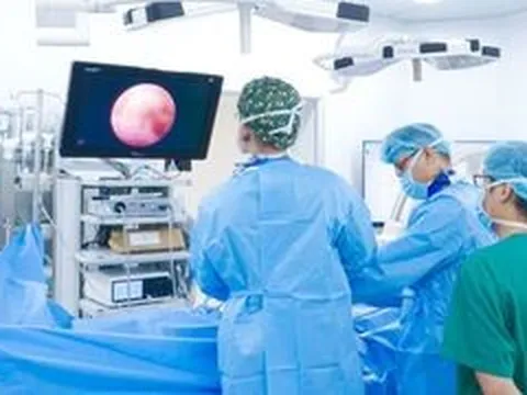 Thoát cảnh đi 10m phải dừng lại vì tê buốt với vết mổ chỉ 1cm