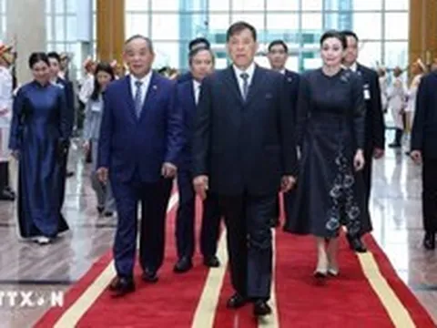 Ngày 14/9, một chuyến bay đặc biệt đáp xuống sân bay Nội Bài, do đích thân nhà vua cầm lái