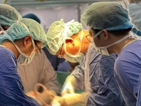 Bỏ qua dấu hiệu tiểu ra máu, đến viện người đàn ông phải cắt toàn bộ bàng quang