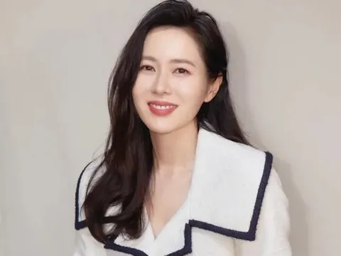 Son Ye Jin gặp sự cố với váy, hành động của mỹ nhân bên cạnh gây chú ý
