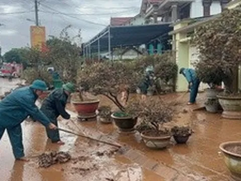 Quảng Trị: Bộ đội về từng khu dân cư giúp nhân dân dọn bùn sau lũ