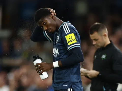 Newcastle sụp đổ trong 13 phút