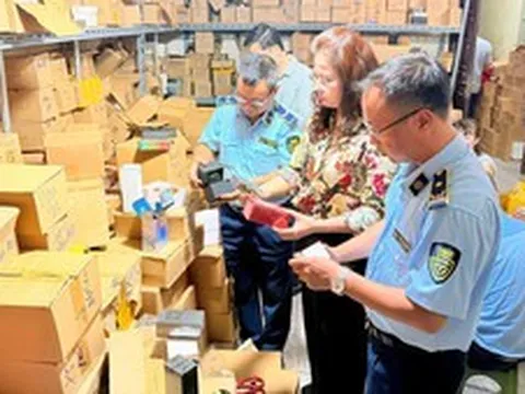 Hà Nội tăng cường siết kiểm soát hàng giả, an toàn thực phẩm trong cao điểm cuối năm