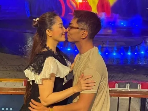 Khánh Thi và chồng kém 11 tuổi 'khóa môi' lãng mạn