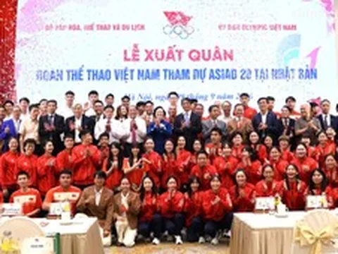 Tuyển thủ Lê Thanh Thúy và Đinh Quang Kiệt cầm cờ Đoàn Thể thao Việt Nam tại ASIAD 20