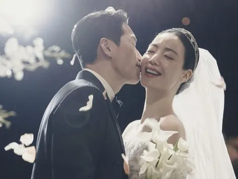 Ryu Hwa Young (T-ara) 'khóa môi' táo bạo bên chồng doanh nhân