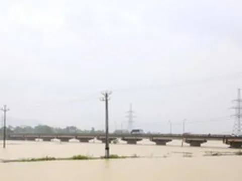 Mực nước sông Bôi dâng cao, cấm tất cả tàu thuyền qua cầu Đế