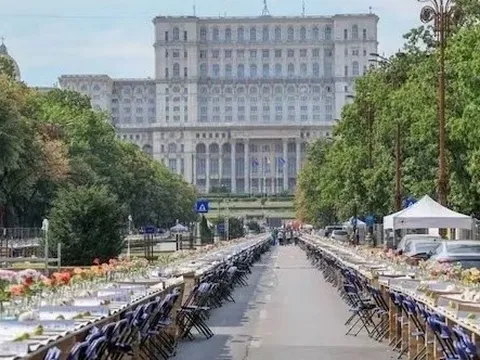 Romania xác lập kỷ lục Guinness với chiếc bàn dài nhất thế giới để gây quỹ từ thiện