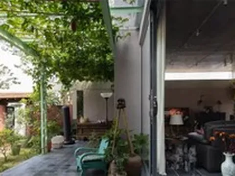Ngôi nhà 'quay lưng' với phố, mở ra khu vườn bên sông