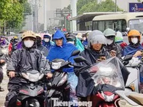 Giao thông hỗn loạn vì mưa lớn, gần trưa người dân vẫn 'chôn chân' giữa biển xe trên đường