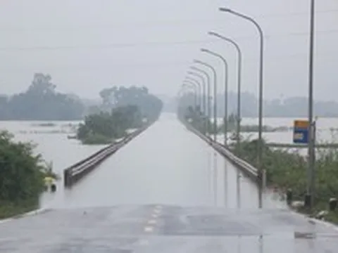 Ngoại thành Hà Nội có nơi ngập gần 1m, cấm xe qua nhiều tuyến đường