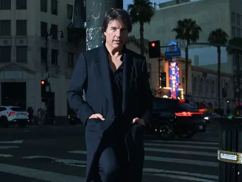 Tom Cruise khoe hình thể săn chắc ở tuổi 64