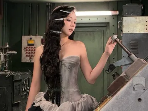 Vẻ ngoài ngỡ như búp bê Barbie của Jisoo (BLACKPINK)