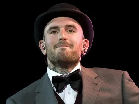 Quán quân The Voice mùa đầu tiên đột ngột qua đời ở tuổi 43