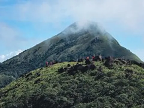 Nơi được ví là “Bà Nà Hills thứ 2” được xây dựng trên ngọn núi cao 1.000m có hình dạng độc lạ được ví như chiếc u trên lưng con bò