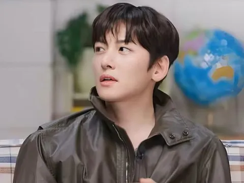 Ji Chang Wook khoe hàng hiệu, xe sang trên tài khoản riêng tư