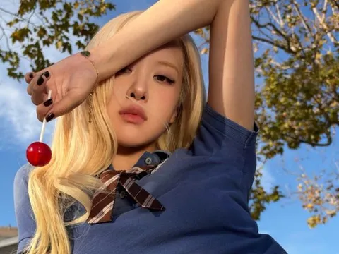 Rosé (BLACKPINK) khoe vóc dáng mảnh mai, vòng eo nhỏ đến khó tin