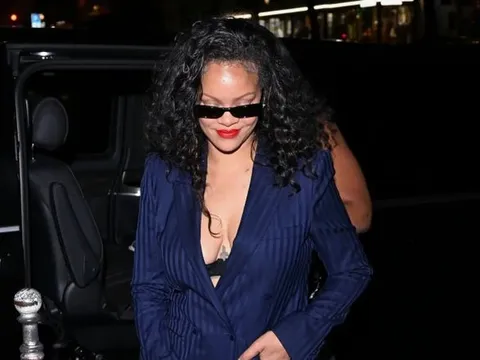 Rihanna gây chú ý khi diện suit không áo đến xem Céline Dion biểu diễn tại Paris