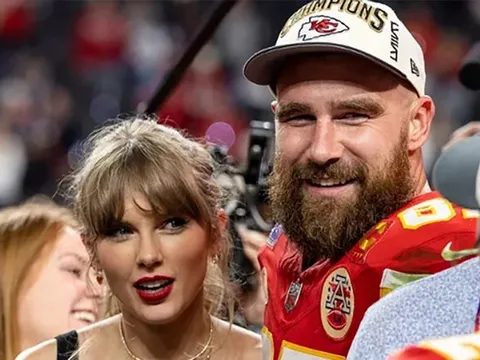 Cặp đôi mới cưới Taylor Swift và Travis Kelce chụp ảnh selfie đầy ngọt ngào
