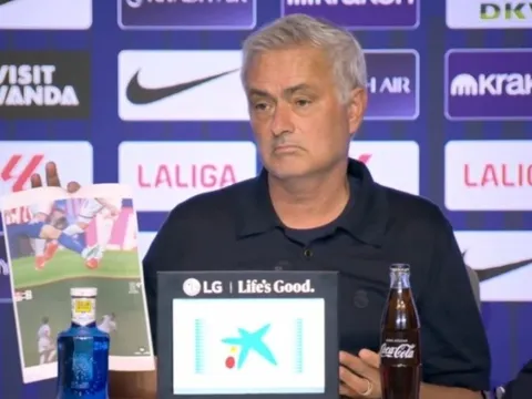 Hành động khiến Mourinho bị chê cười
