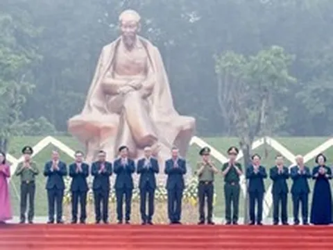 Khánh thành Tượng đài "Bác Hồ với ngày hội non sông" tại Đền Hùng
