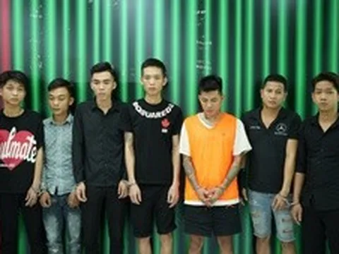 Giữ khẩn cấp 7 người trong vụ ô tô tông vào đám đông trước quán ăn ở TPHCM