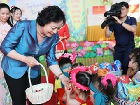 Phó Thủ tướng Phạm Thị Thanh Trà vui Tết Trung thu cùng trẻ em Tuyên Quang