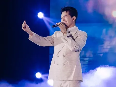 Phản ứng bất ngờ của Quốc Thiên khi gặp sự cố ngay trên sân khấu