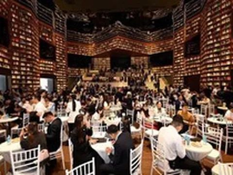 Xuất hiện văn phòng bán bất động sản được thiết kế như thư viện khổng lồ ở TP.HCM, hàng trăm người nườm nượp kéo đến check-in