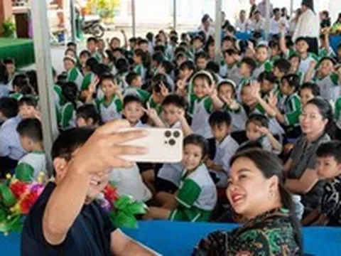 Vợ chồng bà Nguyễn Thanh Phượng vừa làm điều đặc biệt cho một ngôi trường vùng sâu ở miền Tây