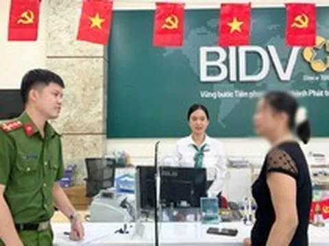 Người phụ nữ đến ngân hàng để chuyển khoản 25 triệu: Nhân viên BIDV không lập tức thực hiện yêu cầu mà báo ngay cho công an