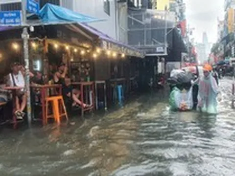 Nhiều tuyến đường trung tâm TP.HCM ngập sâu sau mưa lớn