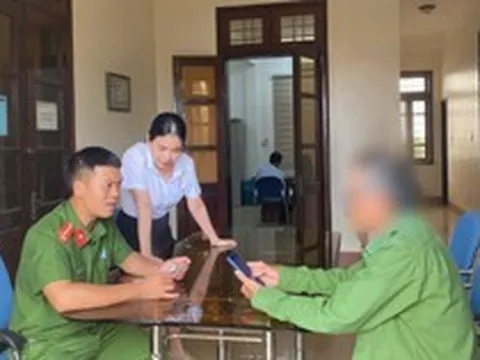 Khách hàng SN 1956 đến Agribank rút sổ tiết kiệm để chuyển tiền đi kèm một nội dung: Cán bộ ngân hàng lập tức báo công an