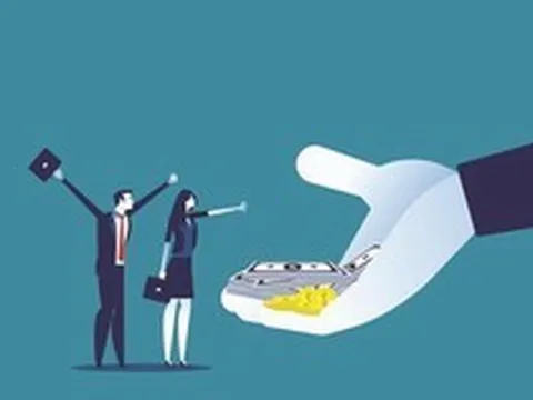 Lương 42 triệu/tháng, nghỉ việc trước hạn cam kết, trưởng phòng người Việt phải hoàn trả 222 triệu đồng tiền thưởng
