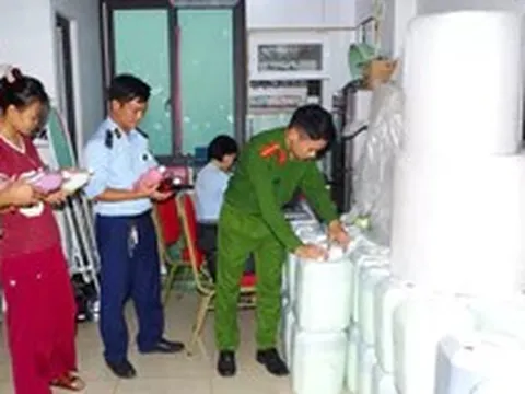 Triệt phá cơ sở bán gần 1.800 lít rượu trôi nổi gắn mác 'đặc sản' trên TikTok shop