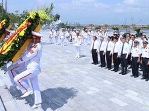 Thủ tướng dâng hương tưởng niệm tại Di tích Quốc gia đặc biệt Đường Hồ Chí Minh trên biển