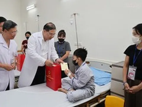 Phó Thủ tướng Thường trực Phạm Gia Túc thăm, tặng quà bệnh nhi dịp Tết Trung thu