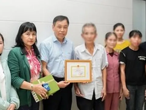 Trao kỷ niệm chương 'Vì sức khỏe nhân dân' cho gia đình người hiến tạng