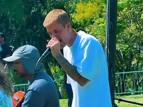 Hình ảnh Justin Bieber biểu diễn tại công viên đang gây xôn xao