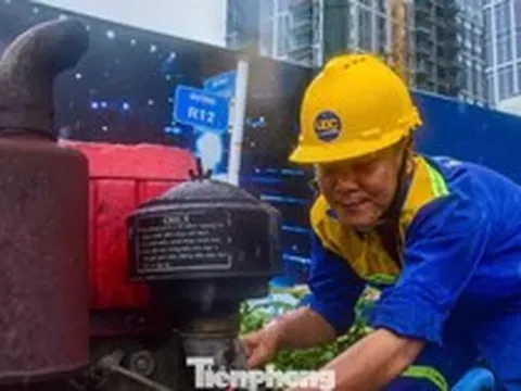 Công nhân dầm mưa bơm nước 'giải cứu' ngập chân cầu Ba Son