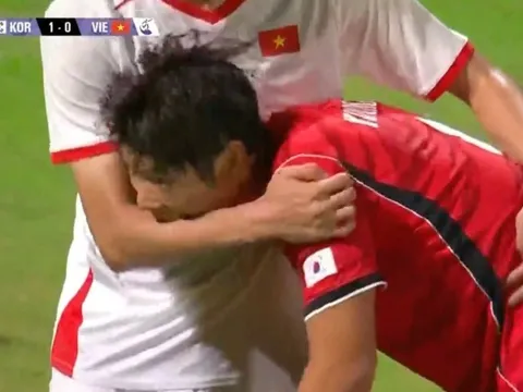 Cầu thủ U23 Hàn Quốc cắn trung vệ Việt Nam cao 1,96 m