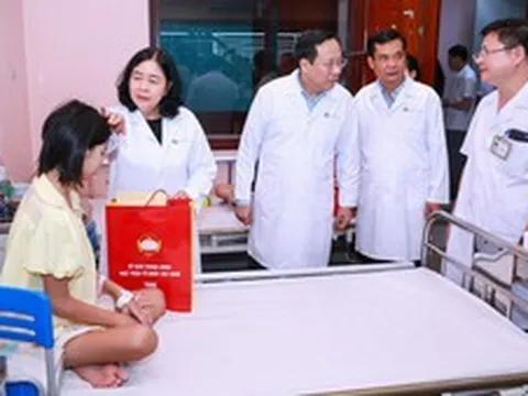 Chủ tịch Ủy ban Trung ương MTTQ Việt Nam tặng quà Trung thu tại Bệnh viện Nhi Trung ương