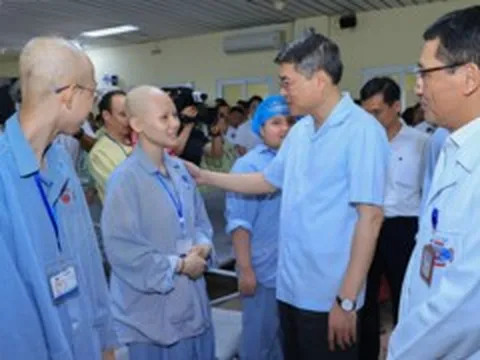 Thủ tướng Lê Minh Hưng thăm, tặng quà Trung Thu cho bệnh nhi tại Bệnh viện K
