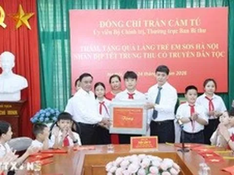 Thường trực Ban Bí thư Trần Cẩm Tú trao quà Trung Thu cho Làng trẻ em SOS Hà Nội