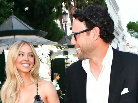 Sydney Sweeney ngầm nhắc đến bạn trai Scooter Braun trong loạt ảnh táo bạo