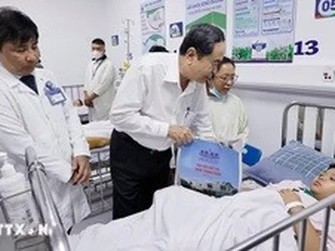 Chủ tịch Quốc hội thăm, động viên các bệnh nhi tại Bệnh viện Nhi đồng 1, TPHCM