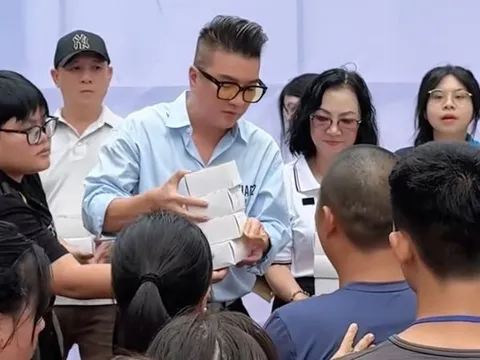 Đàm Vĩnh Hưng mang Tết Trung thu đến những mảnh đời khó khăn