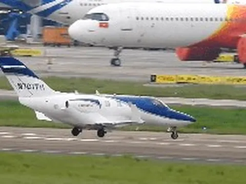 Một máy bay thương gia “tí hon” dài 13 mét, chỉ chở được 6 người nhưng tốc độ 800 km/h vừa hạ cánh tại Tân Sơn Nhất
