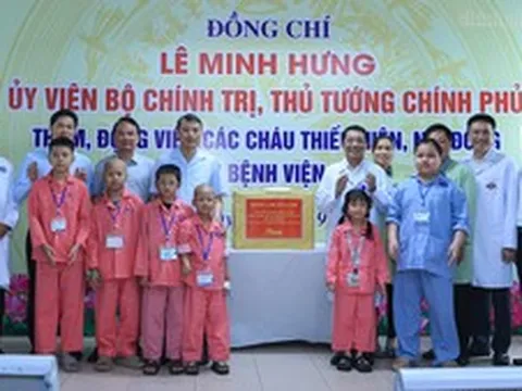 Thủ tướng trao quà của Tổng Bí thư, Chủ tịch nước Tô Lâm tặng các bệnh nhi ung thư